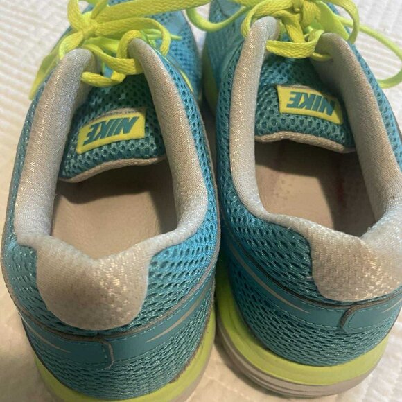 Ladies Dual Fusion Nike Size 8.5 Sneakers - Picture 2 of 4